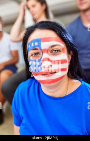 Frau mit amerikanischer Flagge auf dem Gesicht gemalt Stockfoto