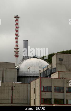 Ehemaliges Atomkraftwerk Brasimone Lake (Bologna, Italien), das derzeit von der ENEA (Nationale Agentur für die Neue Technologie, Energie und Atmosphäre) in einem Forschungszentrum für die Entwicklung von Technologien der kontrollierten thermonuklearen Fusion, der Innovation von Kernsystemen und der Umweltüberwachung umgebaut wird. Stockfoto