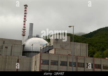 Ehemaliges Atomkraftwerk Brasimone Lake (Bologna, Italien), das derzeit von der ENEA (Nationale Agentur für die Neue Technologie, Energie und Atmosphäre) in einem Forschungszentrum für die Entwicklung von Technologien der kontrollierten thermonuklearen Fusion, der Innovation von Kernsystemen und der Umweltüberwachung umgebaut wird. Stockfoto