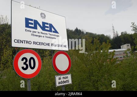 Ehemaliges Atomkraftwerk Brasimone Lake (Bologna, Italien), das derzeit von der ENEA (Nationale Agentur für die Neue Technologie, Energie und Atmosphäre) in einem Forschungszentrum für die Entwicklung von Technologien der kontrollierten thermonuklearen Fusion, der Innovation von Kernsystemen und der Umweltüberwachung umgebaut wird. Stockfoto