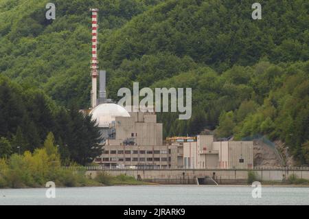 Ehemaliges Atomkraftwerk Brasimone Lake (Bologna, Italien), das derzeit von der ENEA (Nationale Agentur für die Neue Technologie, Energie und Atmosphäre) in einem Forschungszentrum für die Entwicklung von Technologien der kontrollierten thermonuklearen Fusion, der Innovation von Kernsystemen und der Umweltüberwachung umgebaut wird. Stockfoto