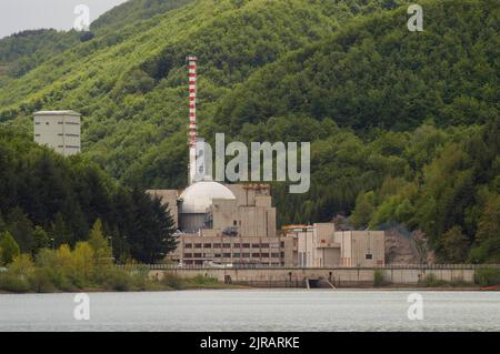 Ehemaliges Atomkraftwerk Brasimone Lake (Bologna, Italien), das derzeit von der ENEA (Nationale Agentur für die Neue Technologie, Energie und Atmosphäre) in einem Forschungszentrum für die Entwicklung von Technologien der kontrollierten thermonuklearen Fusion, der Innovation von Kernsystemen und der Umweltüberwachung umgebaut wird. Stockfoto