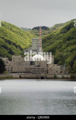 Ehemaliges Atomkraftwerk Brasimone Lake (Bologna, Italien), das derzeit von der ENEA (Nationale Agentur für die Neue Technologie, Energie und Atmosphäre) in einem Forschungszentrum für die Entwicklung von Technologien der kontrollierten thermonuklearen Fusion, der Innovation von Kernsystemen und der Umweltüberwachung umgebaut wird. Stockfoto