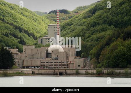 Ehemaliges Atomkraftwerk Brasimone Lake (Bologna, Italien), das derzeit von der ENEA (Nationale Agentur für die Neue Technologie, Energie und Atmosphäre) in einem Forschungszentrum für die Entwicklung von Technologien der kontrollierten thermonuklearen Fusion, der Innovation von Kernsystemen und der Umweltüberwachung umgebaut wird. Stockfoto