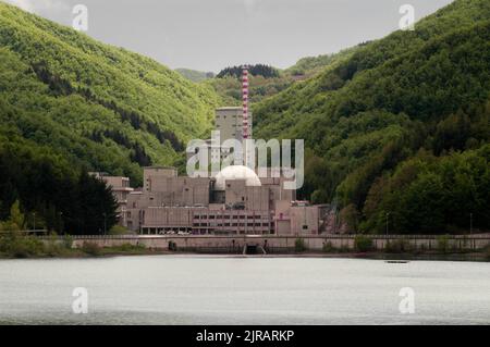 Ehemaliges Atomkraftwerk Brasimone Lake (Bologna, Italien), das derzeit von der ENEA (Nationale Agentur für die Neue Technologie, Energie und Atmosphäre) in einem Forschungszentrum für die Entwicklung von Technologien der kontrollierten thermonuklearen Fusion, der Innovation von Kernsystemen und der Umweltüberwachung umgebaut wird. Stockfoto