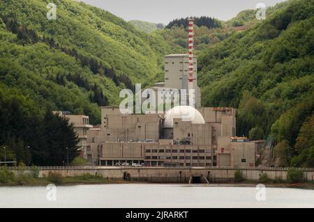 Ehemaliges Atomkraftwerk Brasimone Lake (Bologna, Italien), das derzeit von der ENEA (Nationale Agentur für die Neue Technologie, Energie und Atmosphäre) in einem Forschungszentrum für die Entwicklung von Technologien der kontrollierten thermonuklearen Fusion, der Innovation von Kernsystemen und der Umweltüberwachung umgebaut wird. Stockfoto