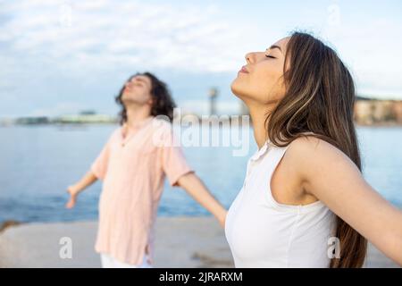 Junge Frau mit geschlossenen Augen von Freund Stockfoto