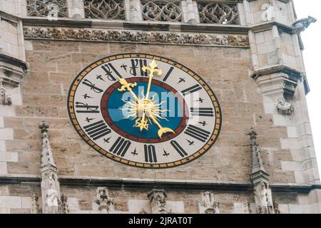 Weltberühmte Uhr am Rathaus Glockenspiel am Marienplatz ein zentraler Platz, Innenstadt von München, Deutschland einer der wichtigsten touristischen Anziehungen Stockfoto