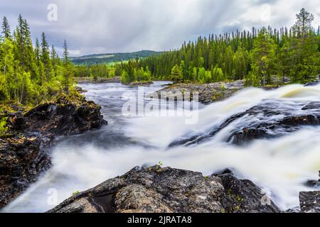 Schweden, Vasterbotten County, Langzeitbelichtung des Dimforsen-Wasserfalls Stockfoto