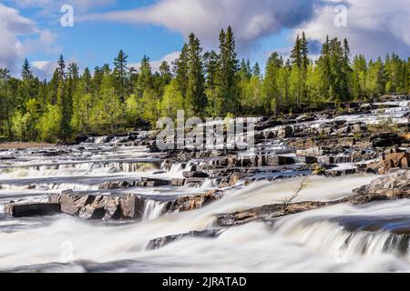 Schweden, Vasterbotten County, Langzeitbelichtung des Trappstegsforsen-Wasserfalls Stockfoto