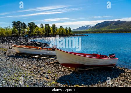 Schweden, Norrbotten County, zwei Motorboote links am Seeufer im Sommer auf See Akkajaure Stockfoto