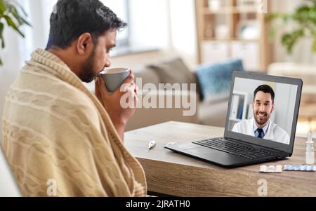 Kranker Mann, der zu Hause einen Videoanruf mit dem Arzt hat Stockfoto