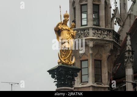 Mariensaule ist eine Marienkolonne, die sich auf dem Marienplatz in München befindet. Mary wird hier als Patrona Bavariae verehrt Stockfoto