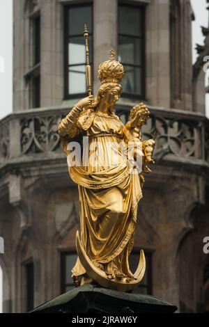 Mariensaule ist eine Marienkolonne, die sich auf dem Marienplatz in München befindet. Mary wird hier als Patrona Bavariae verehrt Stockfoto