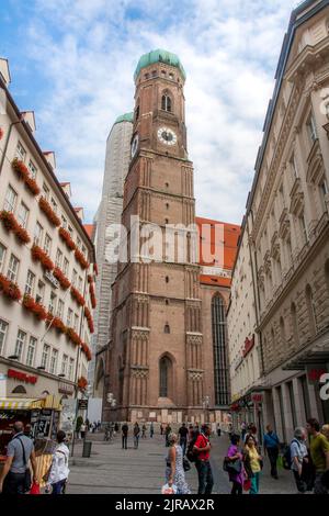 Die Münchner Frauenkirche, eine römisch-katholische Kathedrale, die 1494 n. Chr. geweiht wurde. München, Deutschland Stockfoto