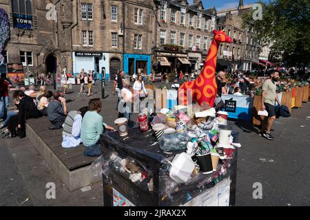 Edinburgh, Schottland, Großbritannien. 23.. August 2022. Am 6. Tag eines 12-tägigen Streiks von Müllsammlern in der Stadt Edinburgh wird Müll auf den Straßen des Stadtzentrums aufgeschichtet. Bild: Überlaufender Abfalleimer neben den Essbereichen im Freien im Grassmarket. Iain Masterton/Alamy Live News Stockfoto