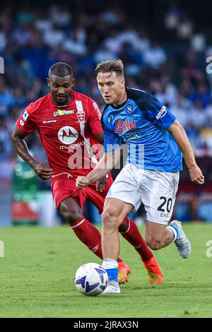 NEAPEL, ITALIEN - 21. AUGUST: Marlon von AC Monza, Piotr Zielinski von Napoli während der italienischen Serie Ein Spiel zwischen Napoli und AC Monza im Stadio Diego Armando Maradona am 21. August 2022 in Neapel, Italien (Foto: Ciro Santangelo/Orange Picles) Stockfoto