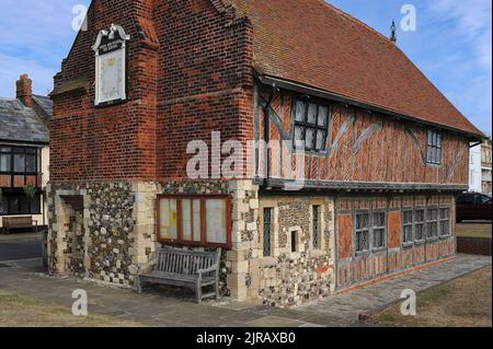 Ein Zentrum des bürgerlichen Stolzes seit 400 Jahren: Die Fachwerkhalle Tudor Moot Hall an der Strandpromenade in Aldeburgh, Suffolk, England, wurde um 1520, während der Herrschaft von König Heinrich VIII, erbaut, um einen offenen Markt zu beherbergen, aber hat die letzten vier Jahrhunderte damit verbracht, Treffen der Stadträte der Stadt zu veranstalten. Stockfoto