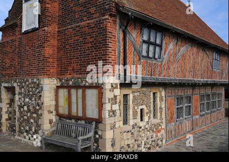 Die Flachbandschnitzerei schmückt den Träger, der das Gewicht des Anlegekahns im oberen Stockwerk der Moot Hall aus dem frühen Jahr 1500s trägt, an der Strandpromenade in Aldeburgh, Suffolk, England, Großbritannien. Die Halle, die als Schutz für einen offenen Markt gebaut wurde, ist seit 400 Jahren das Zentrum der lokalen Regierung in der Stadt. Stockfoto