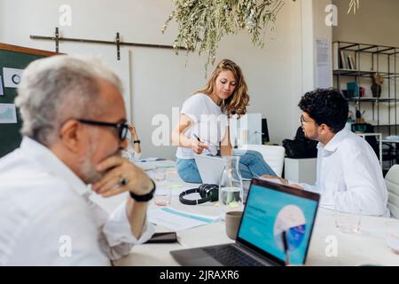 Manager und Mitarbeiter diskutieren im Büro miteinander Stockfoto