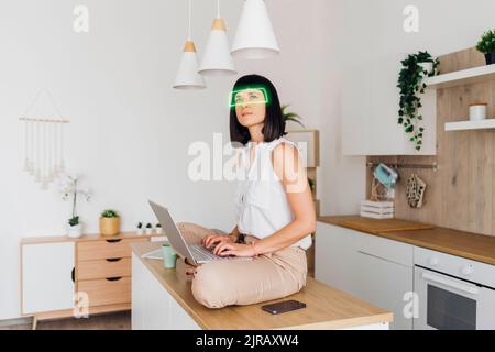 Frau, die im Cyberspace mit einem Laptop arbeitet Stockfoto