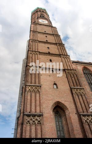 Die Münchner Frauenkirche, eine römisch-katholische Kathedrale, die 1494 n. Chr. geweiht wurde. München, Deutschland Stockfoto