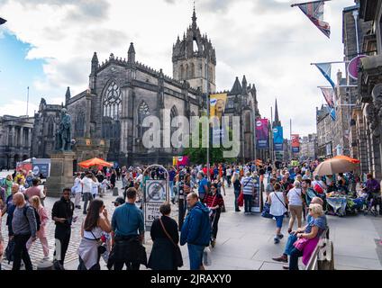 Die geschäftige königliche Meile voller Touristen in der St Giles Cathedral während des Edinburgh Festival 2022, Edinburgh, Schottland, Großbritannien Stockfoto