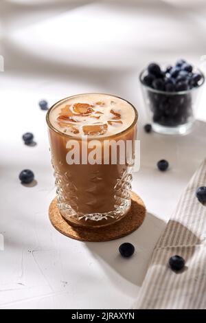 Glas Eiskaffee auf Korkgetränk-Untersetzer Stockfoto