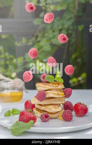 Pfannkuchen mit Waldbeeren auf dem Tisch. Gesundes Frühstück. Stockfoto