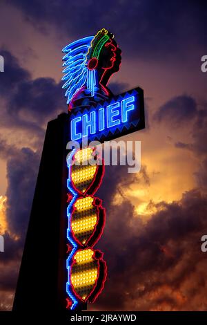 Chief Theatre Schild in Pocatello Idaho leuchtendes Neonlicht in der Nacht Stockfoto