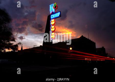 Chief Theatre Schild in Pocatello Idaho leuchtendes Neonlicht in der Nacht Stockfoto