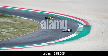 Asphalt Rennbahn drehen und Bordsteine mit Formel-Autos Rennsport Motorsport. Mugello, Italien, märz 25 2022. 24-Stunden-Serie Stockfoto