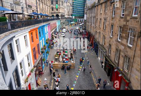 Blick auf die Victoria Street in der Altstadt von Edinburgh im Sommer, Schottland Großbritannien Stockfoto