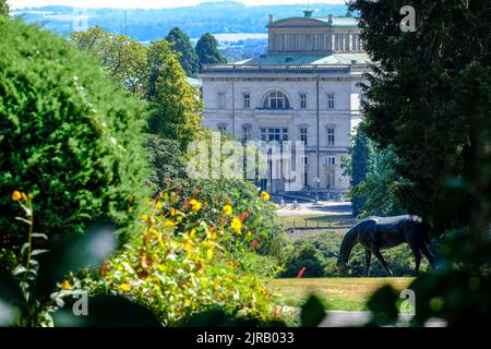 DEU, Deutschland, Nordrhein-Westfalen, Ruhrgebiet, Essen, 23.08.2022: Blick durch den privaten Park der Essener Villa Huegel auf den ehemaligen Wohnsi Stockfoto