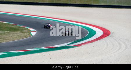 Asphalt Rennbahn drehen und Bordsteine mit Formel-Autos Rennsport Motorsport. Mugello, Italien, märz 25 2022. 24-Stunden-Serie Stockfoto