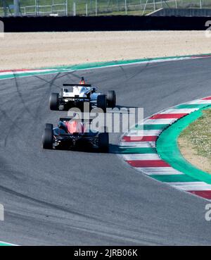 Rückansicht der Asphaltbahn Kurve und Bordsteine mit Formel-Autos Rennsport Motorsport. Mugello, Italien, märz 25 2022. 24-Stunden-Serie Stockfoto