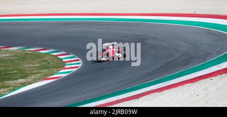 Asphalt Rennbahn drehen und Bordsteine mit roten Auto Rennen auf der Strecke. Mugello, Italien, märz 25 2022. 24-Stunden-Serie Stockfoto