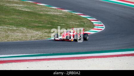 Asphalt Rennbahn drehen und Bordsteine mit roten Auto Rennen auf der Strecke. Mugello, Italien, märz 25 2022. 24-Stunden-Serie Stockfoto