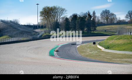 Asphalt Rennbahn drehen und Bordsteine mit Formel-Autos Rennsport Motorsport. Mugello, Italien, märz 25 2022. 24-Stunden-Serie Stockfoto