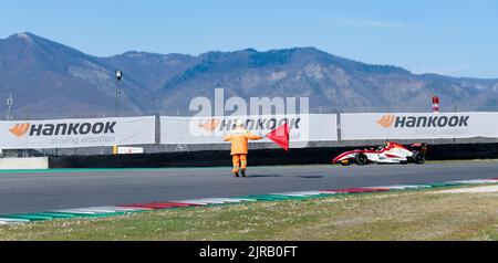 Rote Flagge durch Motorsport Marschall Rennwagen auf Asphalt ausgesetzt. Mugello, Italien, märz 25 2022. 24-Stunden-Serie Stockfoto