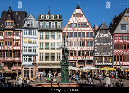 Sitzplätze im Freien in Restaurants am Römerberg, einem historischen Marktplatz, Frankfurt, Deutschland Stockfoto