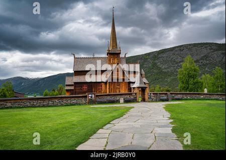 Norwegen, Innlandet, Lom, Fußweg vor der historischen Stabkirche Stockfoto