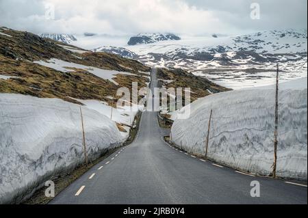 Norwegian County Road 55, die sich durch Sognefjellet erstreckt Stockfoto