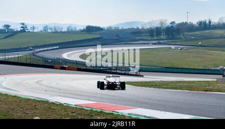 Mugello Circuit Rückansicht der Rennbahn Kurve und Bordsteine mit Formel-Autorennen. Mugello, Italien, märz 25 2022. 24-Stunden-Serie Stockfoto