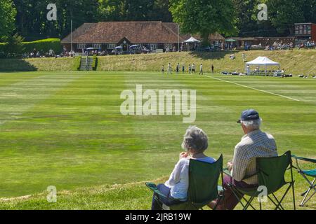 Zuschauer beobachten das Cricket-Spiel auf dem Arundel Castle Ground in West Sussex, England Stockfoto