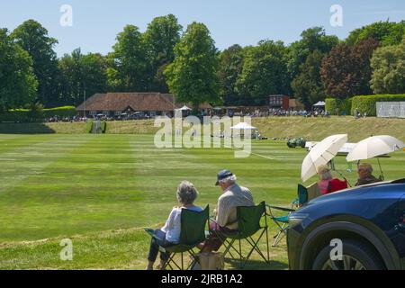 Zuschauer beobachten das Cricket-Spiel auf dem Arundel Castle Ground in West Sussex, England. Stockfoto