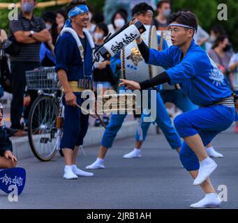 Tokushima, Japan - 12. August 2002: Männlicher Tänzer in traditioneller blauer Kleidung führt Laternentanz auf dem Awaodori-Straßenfestival durch Stockfoto