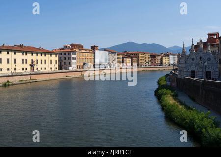 Italien, Toskana, Pisa, der Arno-Kanal mit Wohngebäuden und der Kirche Santa Maria della Spina Stockfoto