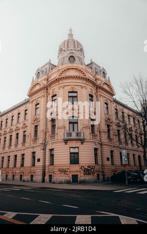 Eine vertikale Aufnahme des kroatischen Eisenbahnverwaltungsgebäudes in Zagreb Stockfoto