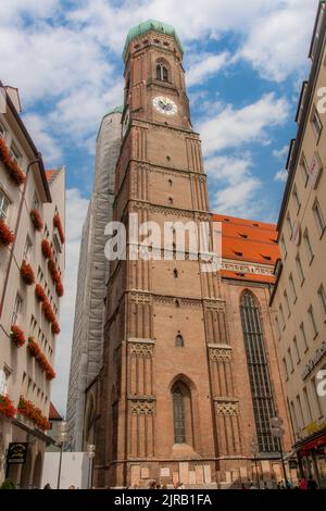 Die Münchner Frauenkirche, eine römisch-katholische Kathedrale, die 1494 n. Chr. geweiht wurde. München, Deutschland Stockfoto